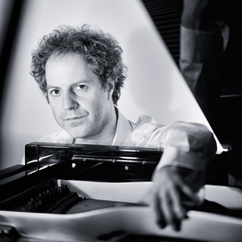 Portrait © Gilles Molinier
